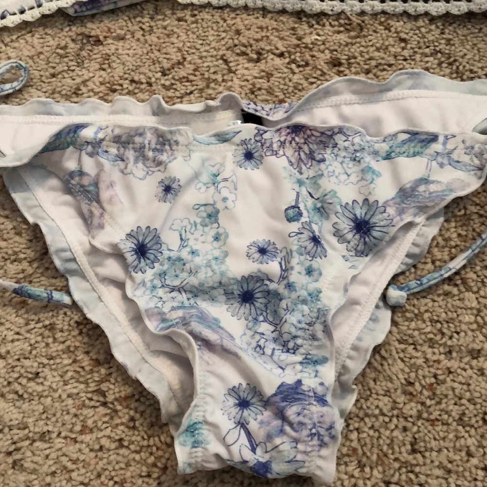 Bikini - Picture 4 of 5